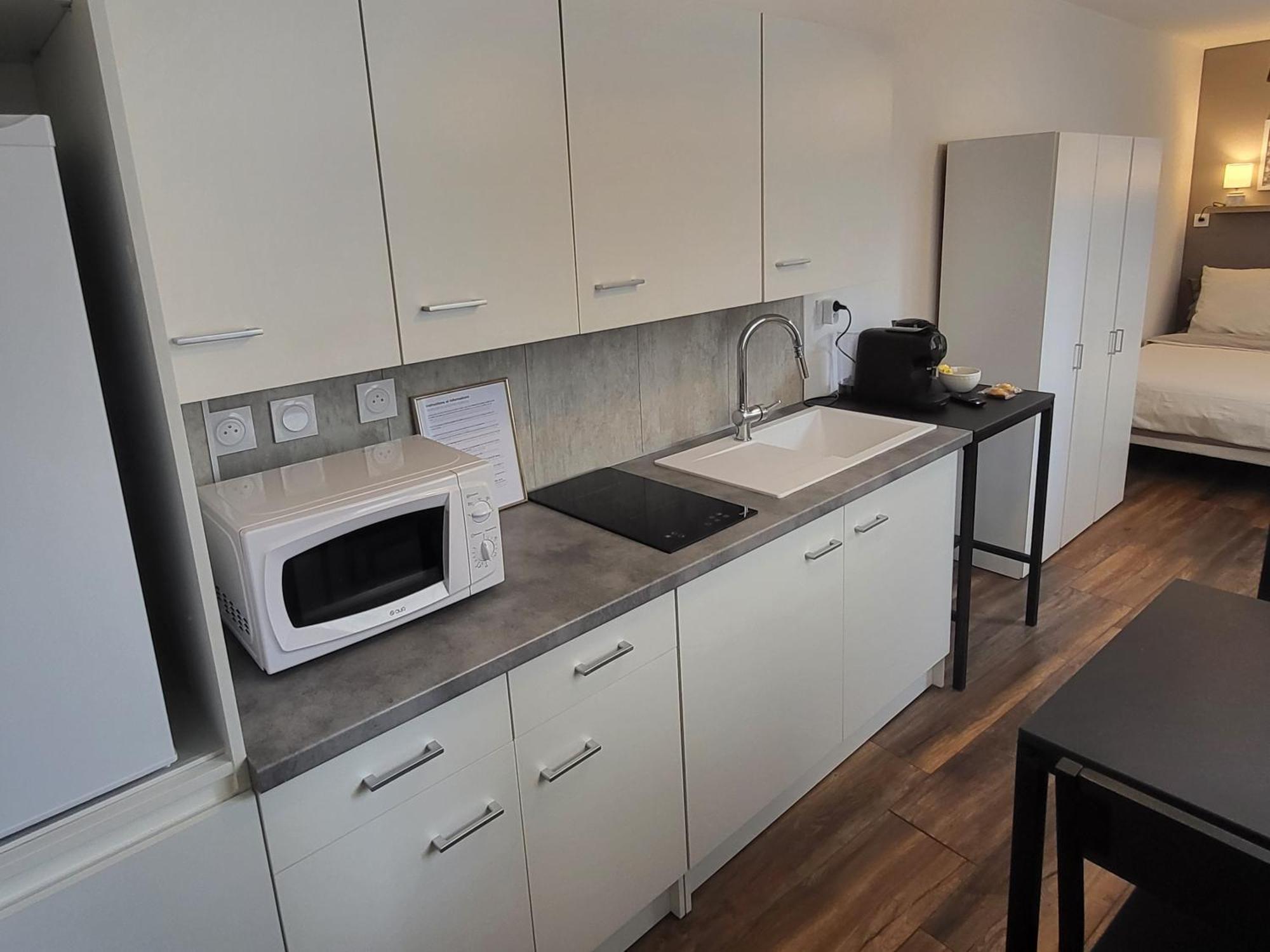 Appartement 2 Coin Cuisine, Coin Chambre, Salle De Bain *